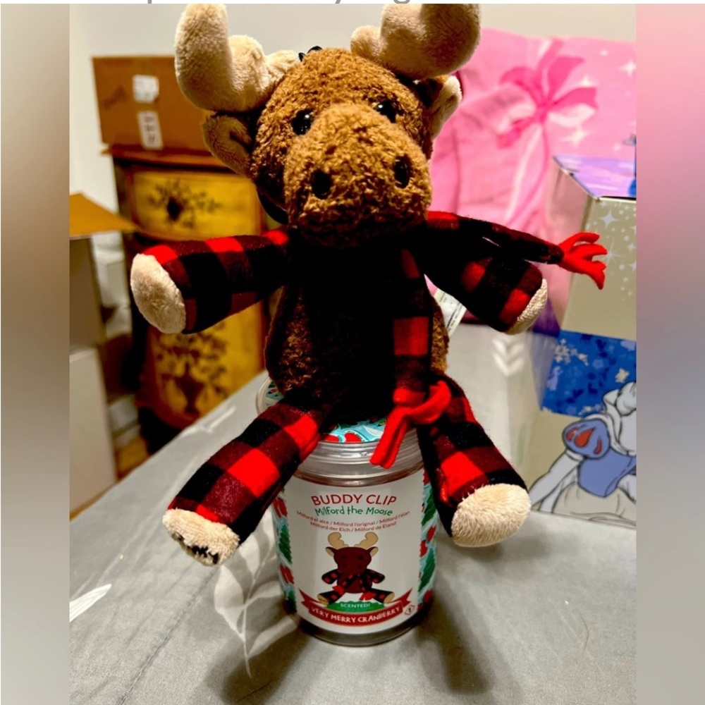 Scentsy Buddy Clip- New and never opened! Scented “Very Merry Cranberry”